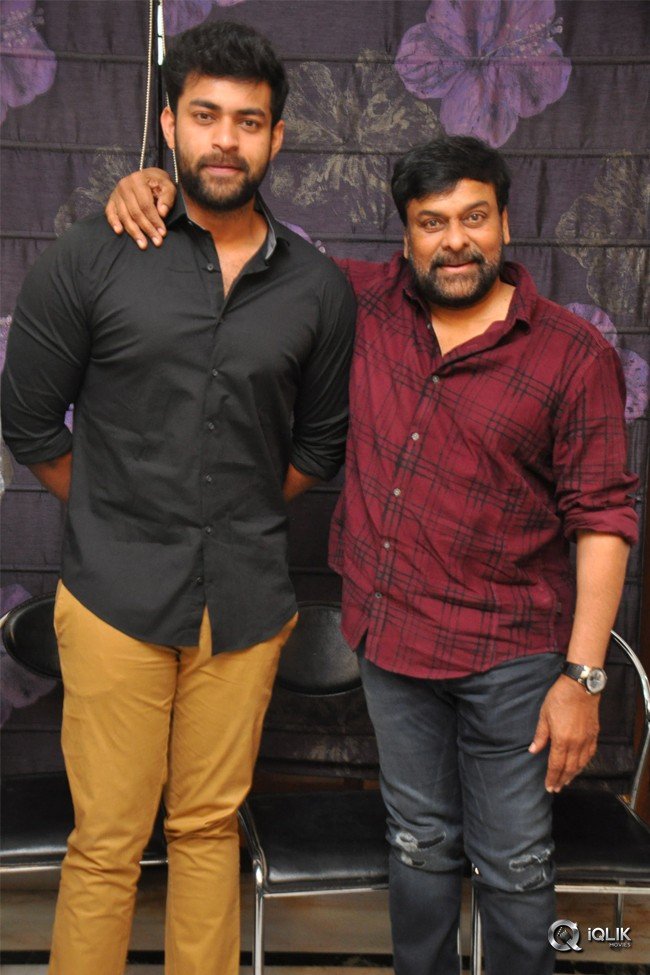 Chiranjeevi-Felicitates-Tholi-Prema-Movie-Team-at-His-Home